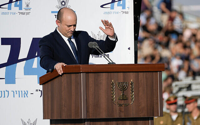 Le Premier ministre Naftali Bennett lors de la cérémonie de remise des diplômes aux nouveaux pilotes, à la base aérienne de Hatzerim, près de la ville de Beersheba, dans le sud du pays, le 23 juin 2022. (Crédit : AP Photo/Tsafrir Abayov)