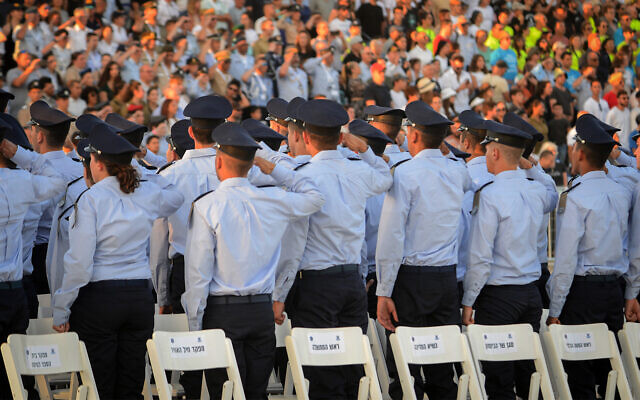 La cérémonie de remise des diplômes des cadets qui ont terminé l’entraînement de pilote de l’armée de l’air israélienne, à la base aérienne de Hatzerim, dans le désert du Neguev, le 23 juin 2022. (Crédit : Flash90)