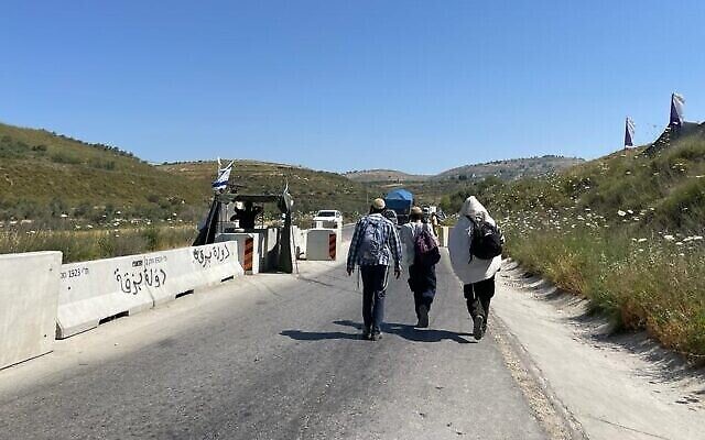 Des étudiants de yeshiva à un checkpoint bloquant la route qui mène à Homesh, le 26 mai 2022. (Crédit : Carrie Keller-Lynn/The Times of Israel) Des étudiants de yeshiva à un checkpoint bloquant la route qui mène à Homesh, le 26 mai 2022. (Crédit : Carrie Keller-Lynn/The Times of Israel)