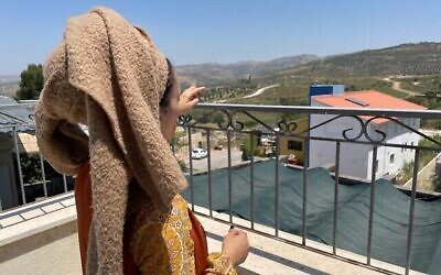 La députée Otzma Yehudit, Limor Son Har-Melech regardant la colline de Homesh depuis son domicile de Shavei Shomron, le 26 mai 2022. (Crédit :  Carrie Keller-Lynn/The Times of Israel)