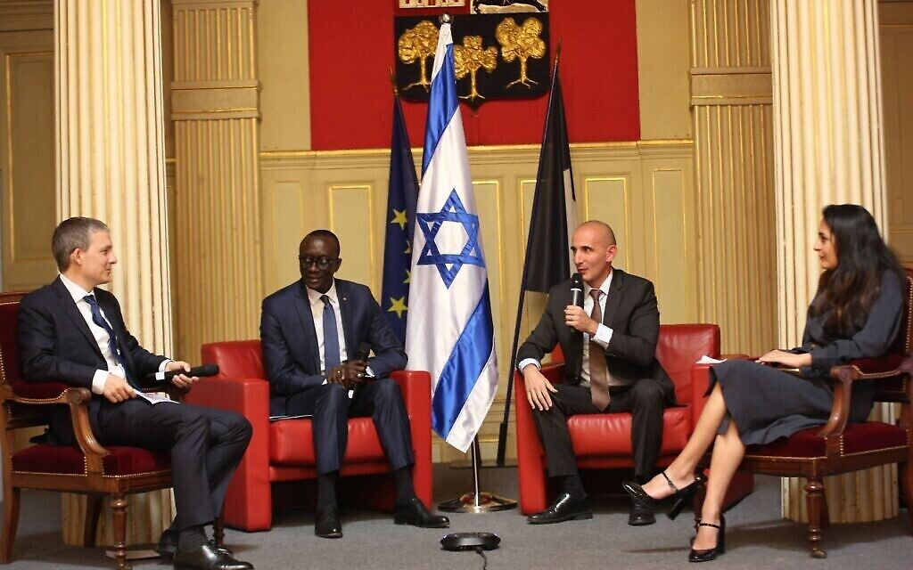 Simon Seroussi, porte-parole de l’ambassade d’Israël en France (à gauche), Magatte Seye, envoyée du Sénégal en France, Ben Bourgel, envoyé d’Israël au Sénégal et Anne-Sophie Sebban-Bécache, directrice de l’AJC Paris, prennent la parole lors du sommet "Israël de retour en Afrique" organisé à Paris, le 31 mai 2022. (Crédit : MFA)