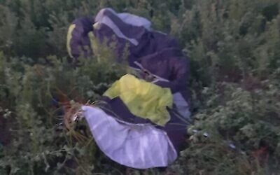 Un parapente s'est écrasé dans un champ à l'ouest de Beit Shemesh, près du kibboutz Tzora. (Crédit: Police israélienne)