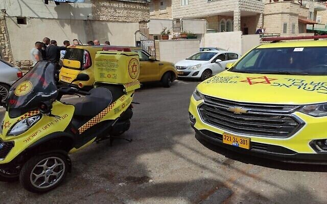 Premiers secours sur les lieux d’une tentative présumée de meurtre et suicide, à Haïfa, le 12 juin 2022. (Crédit : Magen David Adom) Premiers secours sur les lieux d’une tentative présumée de meurtre et suicide, à Haïfa, le 12 juin 2022. (Crédit : Magen David Adom)