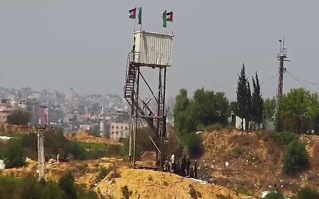 Un poste d'observation de Gaza surplombant la communauté frontalière israélienne de Netiv Haasara est réparé un jour après une frappe de Tsahal, le 19 juin 2022. (Crédit: Dadi Fold)