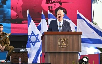 Le ministre de la Défense Benny Gantz lors d'une cérémonie marquant le 40e anniversaire de la Première guerre du Liban à Kiryat Shmona , dans le nord du pays, le 22 juin 2022.  (Crédit : Ariel Hermoni/Defense Ministry)
