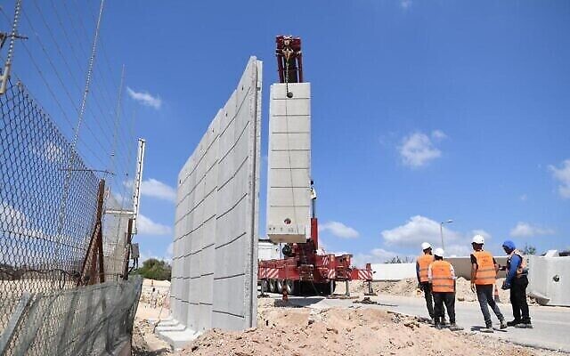 Début des travaux de construction pour rénover une section de la barrière de sécurité en Cisjordanie, le 21 juin 2022. (Crédit : Ministère de la Défense)