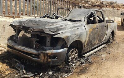 Une voiture incendiée près du village de Mughayir en Cisjordanie, après une attaque présumée de résidents d'implantation israéliens, le 25 juin 2022. (Crédit: Conseil de Mughayir via Yesh Din)