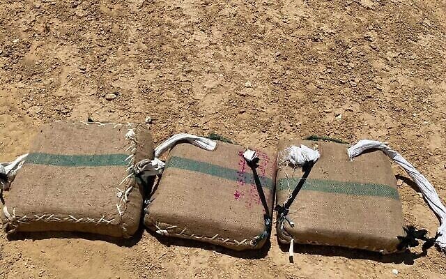 Drogue saisie lors d’une tentative de contrebande à la frontière égyptienne, le 27 juin 2022. (Crédit : Armée israélienne)