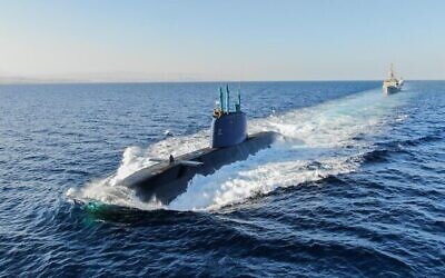 Le sous-marin de classe Tekuma Dolphin de la Marine israélienne est escorté par des corvettes de classe Saar 5 et 4.5 lors d’un exercice en mer Rouge, le 2 juin 2022. (Crédit : Armée israélienne)