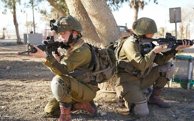 Photo d'illustration : Des femmes soldats pendant l'entraînement sur une photo non-datée publiée par l'armée en date du 7 juin 2022. (Crédit : Armée israélienne) Photo d'illustration : Des femmes soldats pendant l'entraînement sur une photo non-datée publiée par l'armée en date du 7 juin 2022. (Crédit : Armée israélienne)