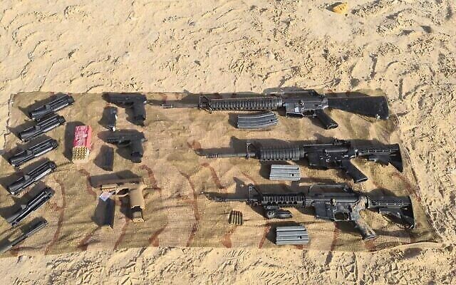 Armes à feu saisies par des soldats israéliens lors d’une tentative de contrebande à la frontière avec la Jordanie, près de la mer Morte, le 22 mai 2022. (Crédit : Armée israélienne) Armes à feu saisies par des soldats israéliens lors d’une tentative de contrebande à la frontière avec la Jordanie, près de la mer Morte, le 22 mai 2022. (Crédit : Armée israélienne)
