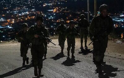 Les soldats israéliens opèrent en Cisjordanie, le 29 juin 2022. (Crédit : Armée israélienne)