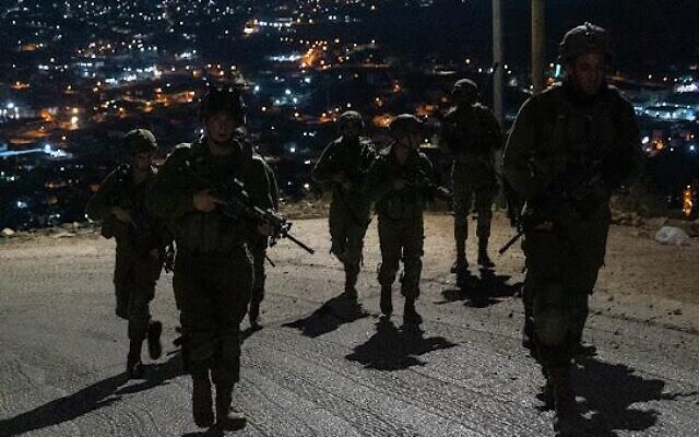 Les soldats israéliens opèrent en Cisjordanie, le 29 juin 2022. (Crédit : Armée israélienne)