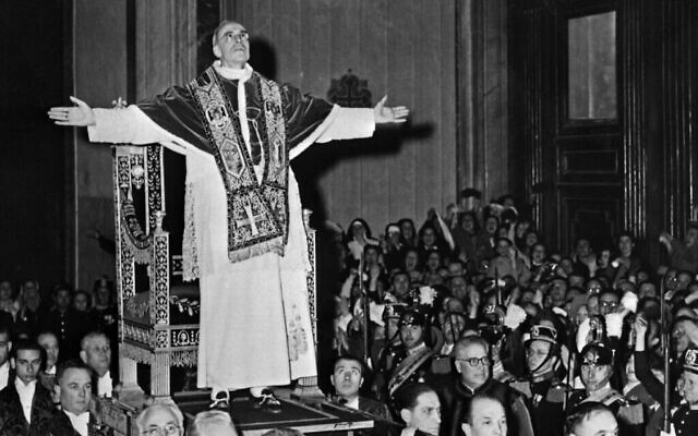 Le Pape Pie XII dans la Cité du Vatican. (Crédit : Domaine public) Le Pape Pie XII dans la Cité du Vatican. (Crédit : Domaine public)