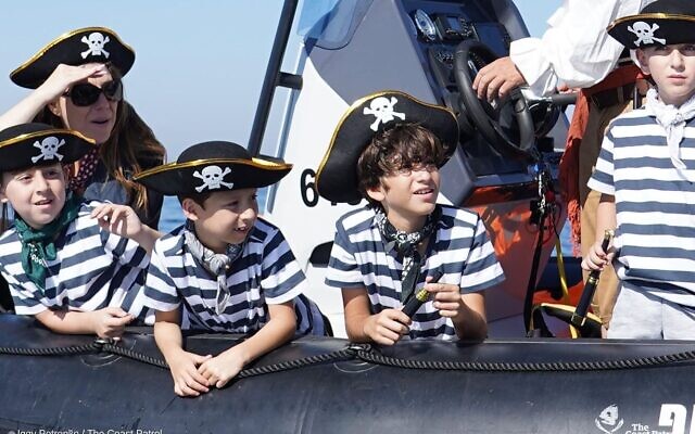 Des pirates en herbe font l’apprentissage de la vie marine à bord du bateau de la Coast Patrol, Apparat, le 11 juin 2022. (Crédit: Egor Iggy Petrenko/Coast Patrol). Des pirates en herbe font l’apprentissage de la vie marine à bord du bateau de la Coast Patrol, Apparat, le 11 juin 2022. (Crédit: Egor Iggy Petrenko/Coast Patrol).