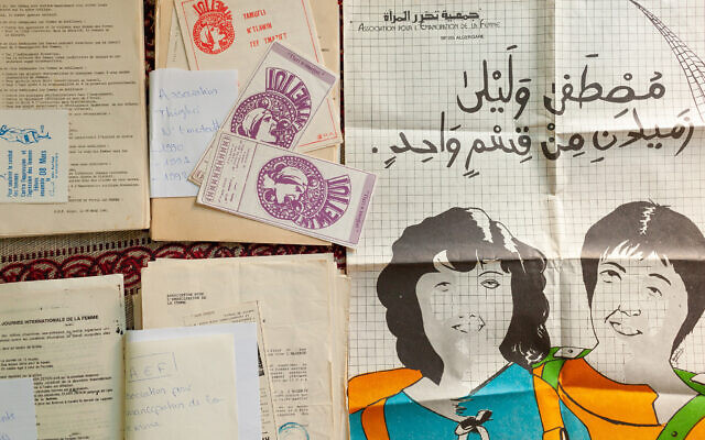 Un collage de documents relatifs aux droits des femmes en Algérie, 2020, l'une des expositions présentées à la Documenta 2022. (Crédit : Hichem Merouche/ Autorisation de l'Archive des luttes des femmes en Algérie/ Bureau de presse de la Documenta)
