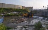 Dragage des boues du ruisseau de Naplouse avant qu'elles ne se jettent dans la rivière Alexander. (Crédit: Courtoisie, Alon Heyman)