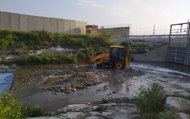 Dragage des boues du ruisseau de Naplouse avant qu'elles ne se jettent dans la rivière Alexander. (Crédit: Courtoisie, Alon Heyman)