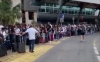 Longues files d'attente observées au terminal 1 de l'aéroport Ben Gurion, le 22 juin 2022. (Crédit: Capture d'écran/Twitter)