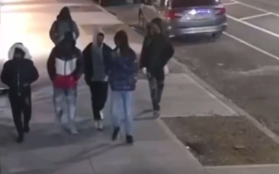 Logan Jones, 18 ans, et cinq autres individus soupçonnés d'avoir perpétré un crime de haine contre un juif hassidique à Williamsburg, Brooklyn, en avril. (Crédit: NYPD)
