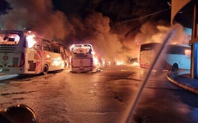 Bus en feu à la gare routière centrale de Safed, le 11 juin 2022. (Crédit: Services d'incendie et de secours israéliens)