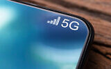 Illustration : Un téléphone portable connecté à un réseau 5G. (Crédit : AndreyPopov/iStock de Getty Images)
