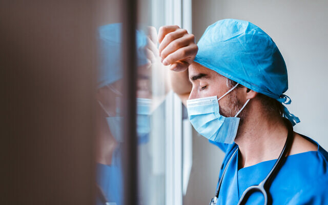 Photo d'illustration : Un médecin fatigué. (Crédit : Iker Martiarena via iStock by Getty Images)