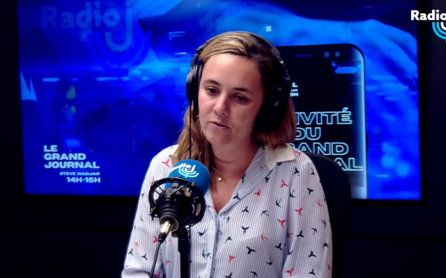 Deborah Abisror-De Lieme au micro de Radio J, le 18 mai 2022. (Capture d'écran YouTube)