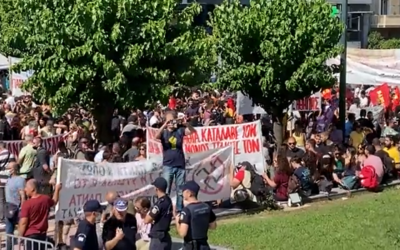 Des centaines de protestataires anti-fascistes manifestant à l'ouverture du procès en appel de dizaines de cadres de l'ex-parti néonazi grec Aube Dorée, près de deux ans après leur condamnation à de lourdes peines de prison, à Athènes, le 15 juin 2022. (Crédit : Capture d'écran Twitter)