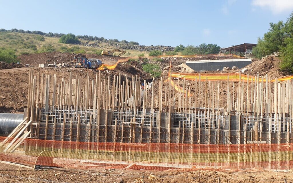 Les travaux sur la canalisation qui transportera de l'eau dessalée jusqu'au lac de Tibériade, le 3 juin 2021. (Crédit : Firas Talhami, Autorité des Eaux) Les travaux sur la canalisation qui transportera de l'eau dessalée jusqu'au lac de Tibériade, le 3 juin 2021. (Crédit : Firas Talhami, Autorité des Eaux)