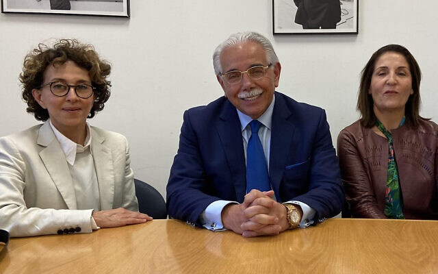 Les délégués du groupe Shoshana (de gauche à droite) Nazenin Ansari, Amir Hamidi et Zohreh Mizrahi dans les bureaux du Times of iIsrael, le 30 mai 2022. (Crédit : DH / Times of Israel)