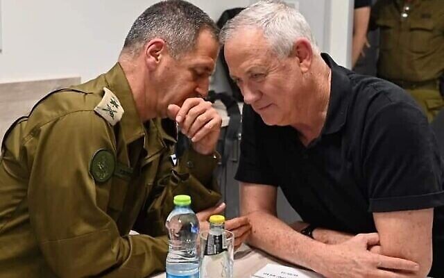 Le chef d’état-major de Tsahal Aviv Kohavi (à gauche) et le ministre de la Défense Benny Gantz (à droite). (Crédit : Ariel Hermoni/ministre de la Défense) Le chef d’état-major de Tsahal Aviv Kohavi (à gauche) et le ministre de la Défense Benny Gantz (à droite). (Crédit : Ariel Hermoni/ministre de la Défense)