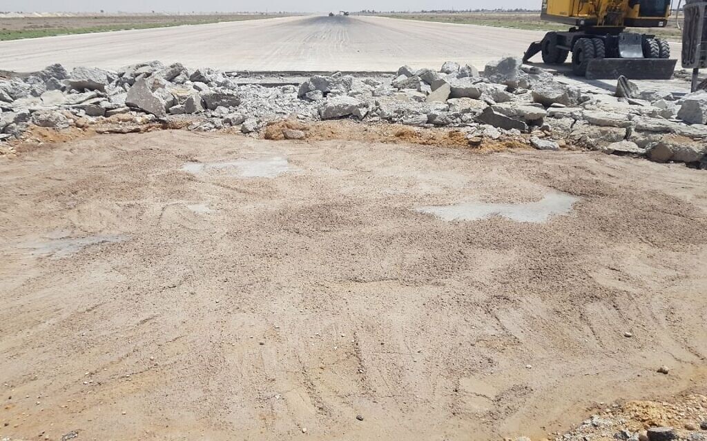 Les travaux de réparation entrepris à l'aéroport international de Damas, en Syrie, après une frappe israélienne présumée, le 12 juin 2022. (Crédit : SANA)