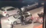 Une vidéo diffusée le 9 juin donne à voir des Palestiniens du quartier d’Issawiya, à Jérusalem-Est, qui agressent un policier en repos dans le quartier de French Hill à Jérusalem. (Crédit : Twitter/La Treizième chaîne)