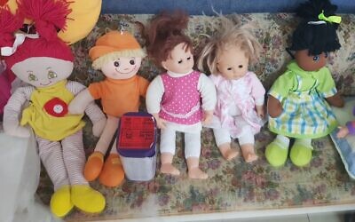 Raticide entreposé dans une boîte de lait maternel dans le coin réservés aux peluches d'un jardin d'enfants, dans le centre d'Israël. (Crédit: Ministère de l'Environnement)