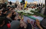Photo d'illustration : Les funérailles de membres du Corps des gardiens de la révolution iraniens morts dans un attentat suicide, organisées dans une ville du sud-est de l'Iran, Isfahan, le 16 février 2019. (Crédit : Atta Kenare/AFP)