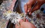 Des Libyens fabriquent des bijoux traditionnels en filigrane dans un atelier de la capitale Tripoli, le 8 juin 2022. (Crédit : Mahmud Turkia / AFP)