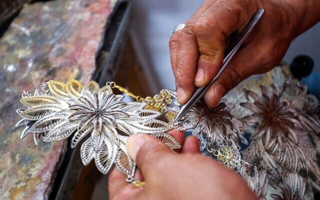 Des Libyens fabriquent des bijoux traditionnels en filigrane dans un atelier de la capitale Tripoli, le 8 juin 2022. (Crédit : Mahmud Turkia / AFP) Des Libyens fabriquent des bijoux traditionnels en filigrane dans un atelier de la capitale Tripoli, le 8 juin 2022. (Crédit : Mahmud Turkia / AFP)