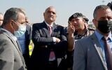 Le Premier ministre jordanien Bisher al-Khasawneh (C) visite le site d'une explosion de gaz toxique dans le port d'Aqaba sur la mer Rouge, le 28 juin 2022. (Crédit : Khalil Mazraawi/AFP)