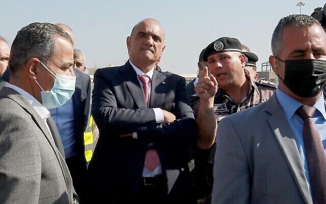Le Premier ministre jordanien Bisher al-Khasawneh (C) visite le site d'une explosion de gaz toxique dans le port d'Aqaba sur la mer Rouge, le 28 juin 2022. (Crédit : Khalil Mazraawi/AFP) Le Premier ministre jordanien Bisher al-Khasawneh (C) visite le site d'une explosion de gaz toxique dans le port d'Aqaba sur la mer Rouge, le 28 juin 2022. (Crédit : Khalil Mazraawi/AFP)
