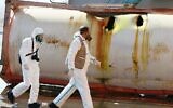 Des experts médico-légaux jordaniens inspectent le site d'une explosion de gaz toxique dans le port d'Aqaba sur la mer Rouge, le 28 juin 2022. (Crédit : Khalil Mazraawi/AFP)