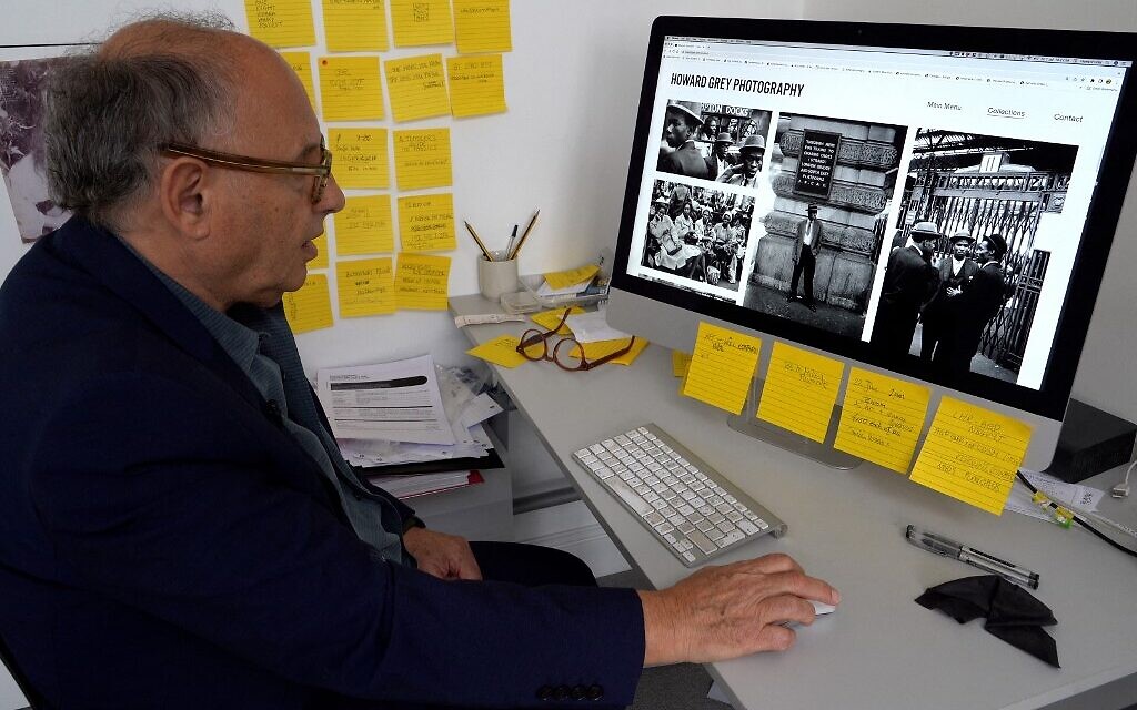Le photographe Howard Grey montre des photographies sur un ordinateur à Londres, le 1er juillet 2022. (Crédit : EDWARDS / AFP) Le photographe Howard Grey montre des photographies sur un ordinateur à Londres, le 1er juillet 2022. (Crédit : EDWARDS / AFP)