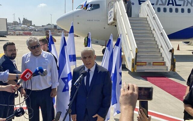 Le Premier ministre israélien Yair Lapid s'adresse à la presse avant d'embarquer sur son vol pour la France, à l'aéroport Ben Gourion de Lod, le 5 juillet 2022. (Crédit : Guillaume LAVALLÉE / AFP) Le Premier ministre israélien Yair Lapid s'adresse à la presse avant d'embarquer sur son vol pour la France, à l'aéroport Ben Gourion de Lod, le 5 juillet 2022. (Crédit : Guillaume LAVALLÉE / AFP)