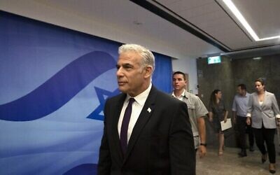 Le Premier ministre Yair Lapid arrive pour le Conseil des ministres à Jérusalem, le 10 juillet 2022. (Crédit : Maya Alleruzzo / POOL / AFP)