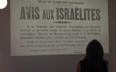Des visiteurs au centre de mémoire de la gare de Pithiviers après sa réhabilitation en tant que nouveau lieu de mémoire de la Shoah, à Pithiviers le 11 juillet 2022. (Crédit : Geoffroy VAN DER HASSELT / AFP)