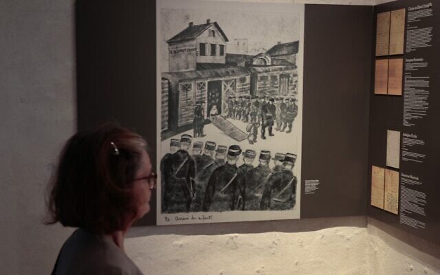 Des visiteurs au centre de mémoire de la gare de Pithiviers après sa réhabilitation en tant que nouveau lieu de mémoire de la Shoah, à Pithiviers le 11 juillet 2022. (Crédit : Geoffroy VAN DER HASSELT / AFP)