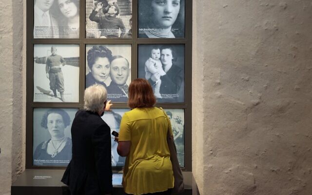 Des visiteurs au centre de mémoire de la gare de Pithiviers après sa réhabilitation en tant que nouveau lieu de mémoire de la Shoah, à Pithiviers le 11 juillet 2022. (Crédit : Geoffroy VAN DER HASSELT / AFP)