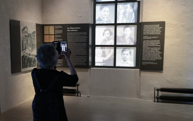 Des visiteurs au centre de mémoire de la gare de Pithiviers après sa réhabilitation en tant que nouveau lieu de mémoire de la Shoah, à Pithiviers le 11 juillet 2022. (Crédit : Geoffroy VAN DER HASSELT / AFP)