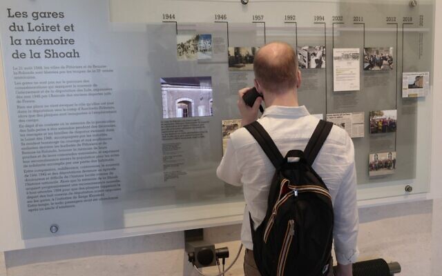 Des visiteurs au centre de mémoire de la gare de Pithiviers après sa réhabilitation en tant que nouveau lieu de mémoire de la Shoah, à Pithiviers le 11 juillet 2022. (Crédit : Geoffroy VAN DER HASSELT / AFP)