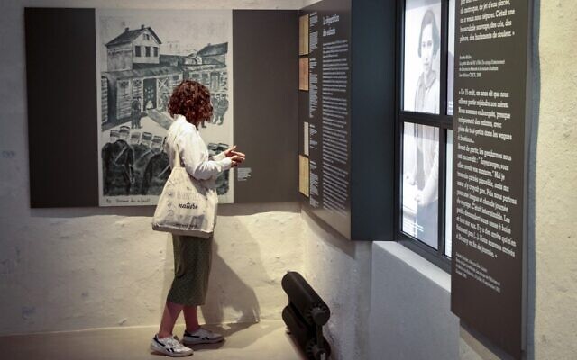 Des visiteurs au centre de mémoire de la gare de Pithiviers après sa réhabilitation en tant que nouveau lieu de mémoire de la Shoah, à Pithiviers le 11 juillet 2022. (Crédit : Geoffroy VAN DER HASSELT / AFP)